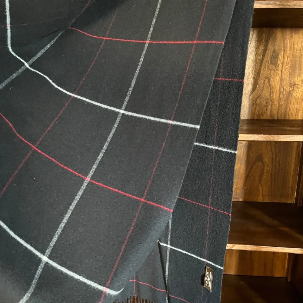Cashmere-blend large scarf/wrap, in black, white, and red, like new, 28 x 70 in - Picture 5 of 11